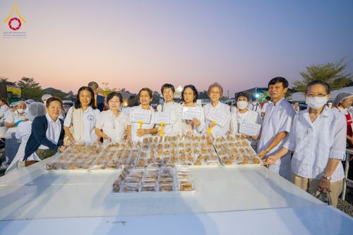 ภาพ No.294801:วันที่ 15 มกราคม พ.ศ. 2569 พิธีถวายภัตตาหารเป็นสังฆทาน แด่พระธรรมยาตรา ณ วัดโบสถ์บน ต.บางคูเวียง จ.นนทบุรี อนุสรณ์สถานลำดับที่ 4 สถานที่เกิดด้วยกายธรรม ในโครงการธรรมยาตรา กตัญญูบูชา มหาปูชนียาจารย์ พระมงคลเทพมุนี(สด จนฺทสโร) พระผู้ปราบมาร อนุสรณ์สถาน 7 แ