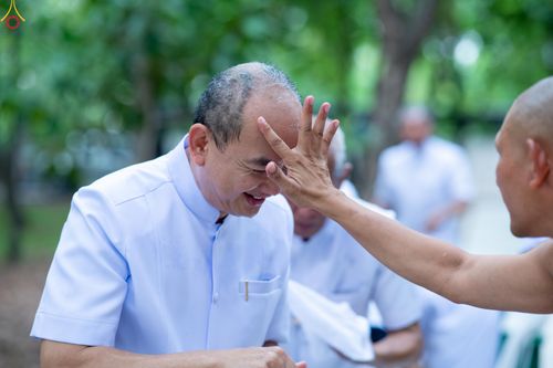 ภาพ No.330209:วันที่ 30 พฤษภาคม พ.ศ.2569 พิธีตัดปอยผมและปลงผม อุบาสกอุปสมบทอุทิศชีวิต 11 ท่าน ณ โบสถ์พระไตรปิฎก วัดพระธรรมกาย จังหวัดปทุมธานี