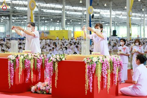 ภาพ No.83687:พิธีวางแผ่นจารึกชื่อและพิธีวางพวงมาลัยสักการะพระประธาน วันอาทิตย์ที่ 16 กรกฎาคม พ.ศ. 2566 ณ รัตนบัลลังก์ สภาธรรมกายสากล วัดพระธรรมกาย