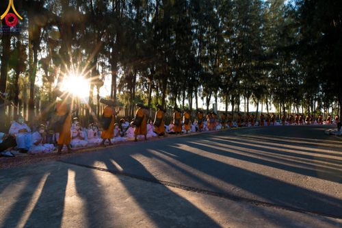 ภาพ No.106193:พิธีต้อนรับพระธรรมยาตรา ชุด 2 ในโครงการธรรมยาตรากตัญญูบูชา มหาปูชนียาจารย์  พระมงคลเทพมุนี(สด จนฺทสโร) พระผู้ปราบมาร  อนุสรณ์สถาน 7 แห่ง ปีที่ 12  วันที่ 3 มกราคม พ.ศ. 2567  ณ อนุสรณ์สถานโลตัสแลนด์ จ.สุพรรณบุรี