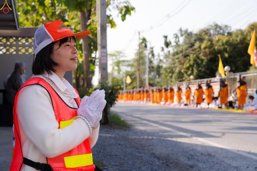 ภาพ No.300608:ภาพเบื้องหลังอาสาสมัครรวมใจ ชุดที่ 3 ในโครงการธรรมยาตรา กตัญญูบูชา มหาปูชนียาจารย์ พระมงคลเทพมุนี(สด จนฺทสโร) พระผู้ปราบมาร อนุสรณ์สถาน 7 แห่ง ปีที่ 14