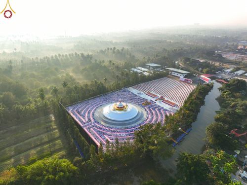 ภาพ No.70580:พิธีตักบาตรพระธรรมยาตราฯ ในโครงการธรรมยาตรากตัญญูบูชา มหาปูชนียาจารย์ พระมงคลเทพมุนี(สด จนฺทสโร) พระผู้ปราบมาร ปีที่ 11 ณ อนุสรณ์สถานลำดับที่ 2 สถานที่ตั้งมโนปณิธานบวชตลอดชีวิต อนุสรณ์สถานคลองบางนางแท่น อ.สามพราน จ.นครปฐม วันที่ 14 มกราคม พ.ศ. 2566
