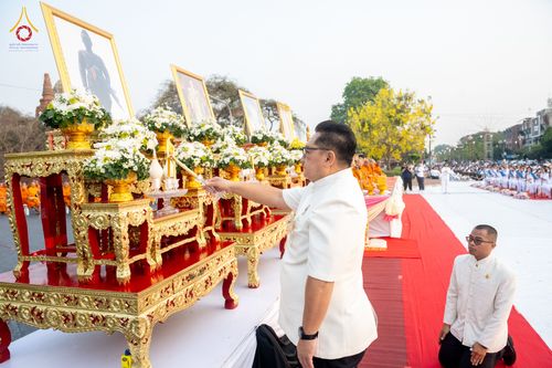 ภาพ No.318019:วันเสาร์ที่ 4 เมษายน พ.ศ. 2569 งานทำบุญเมืองใจกลางอยุธยา  ตักบาตรพระ 1,109 รูป ณ ถนนชีกุน หน้าวัดมหาธาตุ และวัดราชบูรณะ