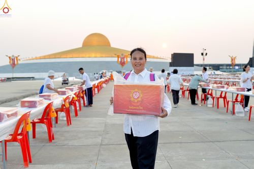 ภาพ No.323145:วันที่ 19 เมษายน พ.ศ.2569 การเรียงกล่องไทยธรรม , เตรียมงานจราจร เพื่องานถวายมหาสังฆทาน 40,000 กว่าวัดทั่วประเทศ วันคุ้มครองโลก 22 เมษายน พ.ศ.2569 วัดพระธรรมกาย