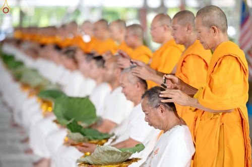 ภาพ No.338327:วันอาทิตย์ที่ 5 กรกฎาคม พศ.2569 พิธีตัดปอยผมธรรมทายาทนานาชาติ IDOP รุ่นที่ 21 จากประเทศจีน มาเลเซีย สิงคโปร์ และไต้หวัน ณ โถงช้าง วัดพระธรรมกาย