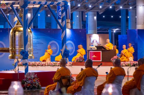 ภาพ No.280344:วันที่ 31 ธันวาคม พ.ศ.2568 -วันที่ 1 มกราคม พ.ศ.2569 พิธีฉลองชัยสวดมนต์บทธัมมจักกับปปวัตนสูตร ครบ 8,000,000,000 จบ , พิธีสวดมนต์ข้ามปี ณ วัดพระธรรมกาย