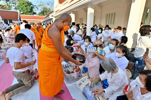 ภาพ No.73604:พิธีตักบาตรพระธรรมยาตราฯ ในโครงการธรรมยาตรากตัญญูบูชา มหาปูชนียาจารย์ พระมงคลเทพมุนี(สด จนฺทสโร) พระผู้ปราบมาร ปีที่ 11 ณ อนุสรณ์สถานลำดับที่ 4 สถานที่เกิดด้วยกายธรรม วัดโบสถ์ (บน) บางคูเวียง อ.บางกรวย จ.นนทบุรี วันที่ 22 มกราคม พ.ศ. 2566