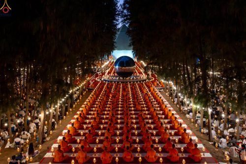 ภาพ No.289128:วันที่ 6 มกราคม พ.ศ. 2569 พิธีจุดประทีปถวายเป็นพุทธบูชา และบูชาธรรมมหาปูชนียาจารย์ ณ อนุสรณ์สถานมหาวิหารพระมงคลเทพมุนี (โลตัสแลนด์) อ.สองพี่น้อง จ.สุพรรณบุรี ในโครงการธรรมยาตรา กตัญญูบูชา มหาปูชนียาจารย์ พระมงคลเทพมุนี(สด จนฺทสโร) พระผู้ปราบมาร อนุสรณ์สถ