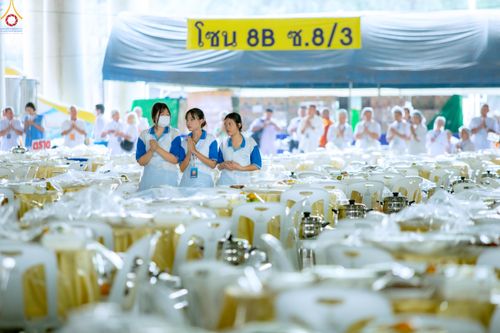 ภาพ No.325700:วันที่ 22 เมษายน พ.ศ.2569(วันคุ้มครองโลก) งานถวายมหาสังฆทาน 40,000 กว่าวัดทั่วประเทศ เจ้าหน้าที่ สาธุชน ร่วมใจจัดเตรียมภัตตาหารเพล (ชุด 2)