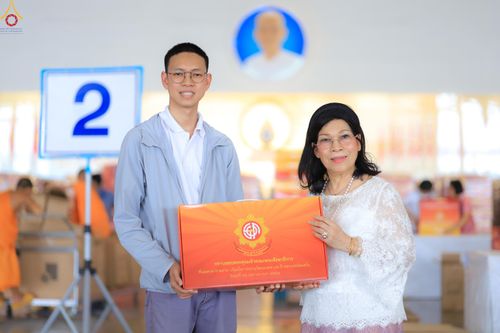 ภาพ No.322006:วันที่ 12 -13 เมษายน พ.ศ.2569 การเตรียมกล่องไทยธรรม + การขนย้ายเก้าอี้ เพื่องานถวายมหาสังฆทาน 40,000 กว่าวัดทั่วประเทศ วันคุ้มครองโลก 22 เมษายน พ.ศ.2569 วัดพระธรรมกาย