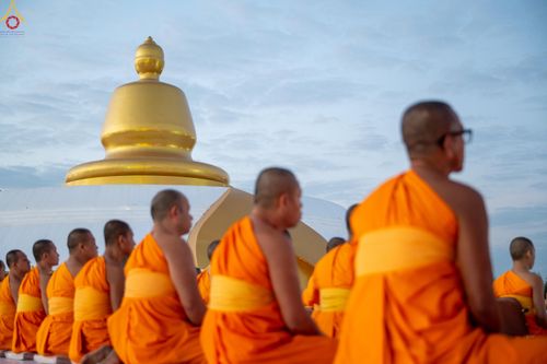 ภาพ No.302427:วันที่ 24 มกราคม พ.ศ. 2569 พิธีตักบาตรพระธรรมยาตรา ณ อนุสรณ์สถานลำดับที่ 5 สถานที่เผยแผ่วิชชาธรรมกายครั้งแรก อนุสรณ์สถานบางปลา วัดบางปลา อำเภอบางเลน จังหวัดนครปฐม ในโครงการธรรมยาตรา กตัญญูบูชา มหาปูชนียาจารย์ พระมงคลเทพมุนี(สด จนฺทสโร) พระผู้ปราบมาร อนุส