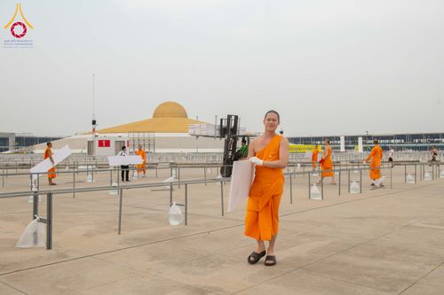 ภาพ No.326345:วันที่ 26 -27 เมษาบน พ.ศ.2569 การเก็บงานแผ่นหน้าโต๊ะที่ลานธรรม งานถวายมหาสังฆทาน 40,000 กว่าวัดทั่วประเทศ ณ ลานธรรม วัดพระธรรมกาย