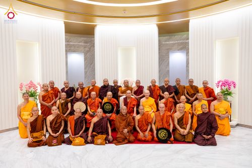 ภาพ No.325556:วันที่ 23 เมษายน พ.ศ.2569 หลวงพ่อทัตตชีโว รองเจ้าอาวาสวัดพระธรรมกาย ถวายการต้อนรับและปฏิสันถารคณะสงฆ์เมียนมาร์และเนปาล