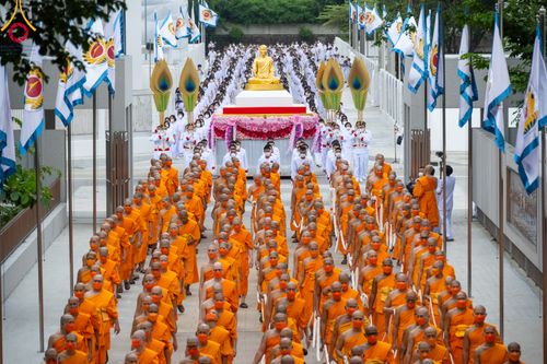 ภาพ No.89159:พิธีอัญเชิญรูปหล่อทองคำ  คุณยายอาจารย์มหารัตนอุบาสิกาจันทร์ ขนนกยูง เพื่อประดิษฐาน ณ มหาวิหารคุณยายอาจารย์ฯ เนื่องในวันครูผู้ค้นพบวิชชาธรรมกาย วันศุกร์ที่ 29 กันยายน พ.ศ. 2566