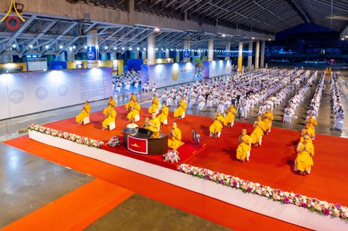 ภาพ No.86488:วันธรรมชัย ปีที่ 55 พิธีทอดผ้าป่ากฐินสมทบครั้งที่1, พิธีเจริญพุทธมนต์ ลูกนิมิตมหาสมบัติฯ พิธีจุดประทีป,พิธีฉลองชัยสวดมนต์บทธัมมจักกัปปวัตนสูตร วันอาทิตย์ที่ 27 สิงหาคม พ.ศ.2566 ณ สภาธรรมกายสากล / มหารัตนวิหารคด วัดพระธรรมกาย