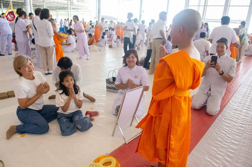 ภาพ No.319598:วันเสาร์ที่ 4 เมษายน พ.ศ.2569 พิธีขอขมา มอบผ้าไตร และถวายบาตรแด่นาคธรรมทายาท ในโครงการบรรพชาสามเณรฟื้นฟูพระพุทธศาสนาทั่วไทย โครงการหน่อแก้วเปรียญธรรม รุ่นที่ 14 โครงการสามเณรยุวธรรมทายาท รุ่นที่ 34 โครงการสามเณรมัชฌิมธรรมทายาท รุ่นที่ 30 ณ สภาธรรมกายสากล