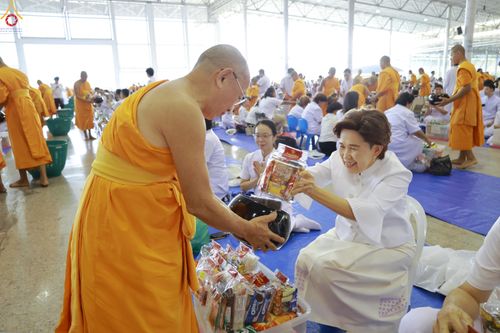 ภาพ No.318182:วันอาทิตย์ต้นเดือนที่ 5 เมษายน พ.ศ.2569 พิธีตักบาตร ณ บ้านแก้วเรือนทองคุณยายอาจารย์ฯ วัดพระธรรมกาย