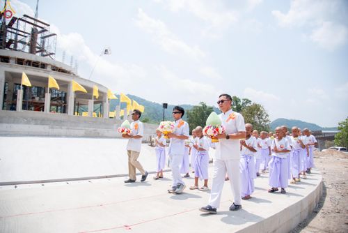 ภาพ No.320139:วันเสาร์ที่ 4 เมษายน 2569 พิธีตัดปอยผม ขอขมาผู้ปกครอง  มอบบาตร-ผ้าไตร และพิธีบรรพชาสามเณร 87 รูป  ณ ศูนย์ปฏิบัติธรรมระยอง(บ้านช่องลม)  ต.บางบุตร อ.บ้านค่าย จ.ระยอง