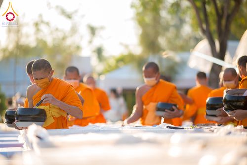 ภาพ No.292718:วันที่ 12 มกราคม พ.ศ. 2569 พิธีถวายภัตตาหารเป็นสังฆทาน แด่พระธรรมยาตรา ณ อนุสรณ์สถานมหาวิหารพระมงคลเทพมุนี (โลตัสแลนด์) อ.สองพี่น้อง จ.สุพรรณบุรี ในโครงการธรรมยาตรา กตัญญูบูชา มหาปูชนียาจารย์ พระมงคลเทพมุนี(สด จนฺทสโร) พระผู้ปราบมาร อนุสรณ์สถาน 7 แห่ง ปี