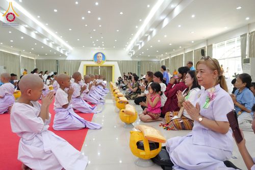 ภาพ No.319880:วันเสาร์ที่ 4 เมษายน พ.ศ.2569 พิธีตัดปอยผมและปลงผม พิธีขอขมาผู้ปกครองและมอบผ้าไตร พิธีบรรพชาและถวายบาตร ณ ศูนย์ปฏิบัติธรรมและศูนย์อบรมเยาวชนเพชรบุรี  ต.ท่าแลง อ.ท่ายาง จ.เพชรบุรี