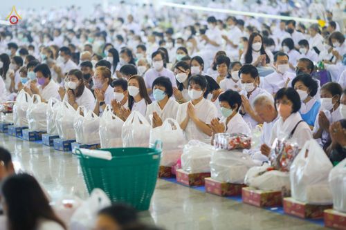 ภาพ No.76756:พิธีตักบาตรข้าวสารอาหารแห้ง  ณ บ้านแก้วเรือนทองคุณยายฯ สภาธรรมกายสากล  วัดพระธรรมกาย จ.ปทุมธานี  ในวันอาทิตย์ต้นเดือนที่ 6 มีนาคม พ.ศ. 2566