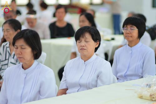 ภาพ No.327449:วันศุกร์ที่ 1 พฤษภาคม พ.ศ. 2569 รวมใจพสกนิกรชาวอำเภอคลองหลวง ประดิษฐ์ดอกไม้จันทน์ เพื่อใช้ในพิธีถวายดอกไม้จันทน์ในงานพระราชพิธีถวายพระเพลิงพระบรมศพ สมเด็จพระนางเจ้าสิริกิติ์ พระบรมราชินีนาถ พระบรมราชชนนีพันปีหลวง ณ วัดพระธรรมกาย