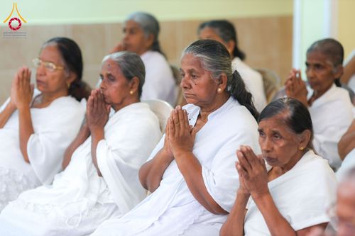 ภาพ No.317840:วันที่ 1 เมษายน พ.ศ. 2569 พิธีสวดธัมมจักกัปปวัตตนสูตรนานาชาติ ในวันพระใหญ่ ขึ้น 15 ค่ำ เดือน 5 (Poya Day)  ณ ศรีธรรมนันทะปิริเวนะ เเละ  วัดวิมลวิหาร นาวละ ประเทศศรีลังกา