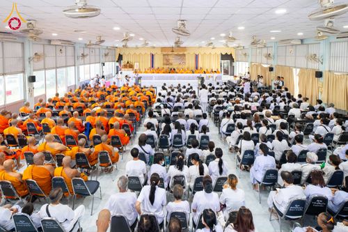 พระภิกษุสงฆ์และพุทธศาสนิกชนจำนวนมากร่วมพิธีทางศาสนาภายในอาคาร