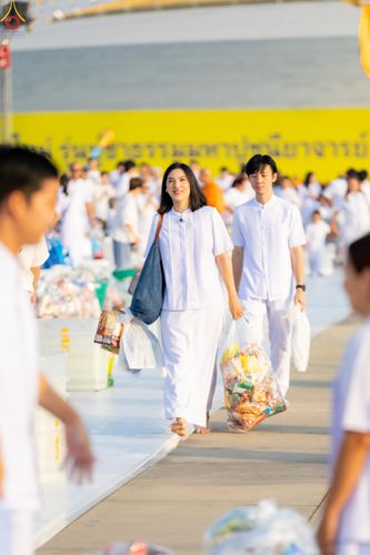 ภาพ No.279935:วันที่ 1 มกราคม พ.ศ.2569 พิธีตักบาตรในวันขึ้นปีใหม่ ณ ลานธรรม วัดพระธรรมกาย