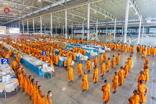 ภาพ No.303648:วันที่ 27 มกราคม พ.ศ. 2569 พิธีถวายภัตตาหารเป็นสังฆทาน แด่พระธรรมยาตรา ณ วัดพระธรรมกาย  จังหวัดปทุมธานี ในโครงการธรรมยาตรา กตัญญูบูชา มหาปูชนียาจารย์ พระมงคลเทพมุนี(สด จนฺทสโร) พระผู้ปราบมาร อนุสรณ์สถาน 7 แห่ง ปีที่ 14