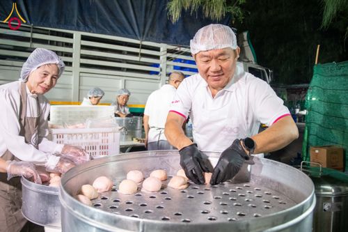 ภาพ No.288163:วันที่ 5 มกราคม พ.ศ. 2569 พิธีถวายภัตตาหารเป็นสังฆทาน แด่พระธรรมยาตรา ในโครงการธรรมยาตรา กตัญญูบูชา มหาปูชนียาจารย์ พระมงคลเทพมุนี(สด จนฺทสโร) พระผู้ปราบมาร อนุสรณ์สถาน 7 แห่ง ปีที่ 14 ณ อนุสรณ์สถานมหาวิหารพระมงคลเทพมุนี (โลตัสแลนด์) อ.สองพี่น้อง จ.สุพรร