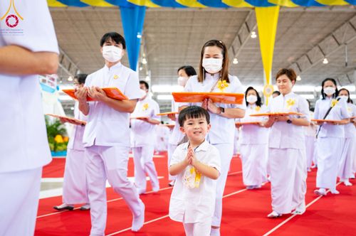 ภาพ No.86346:วันธรรมชัย ปีที่ 55 พิธีทอดผ้าป่ากฐินสมทบครั้งที่1, พิธีเจริญพุทธมนต์ ลูกนิมิตมหาสมบัติฯ พิธีจุดประทีป,พิธีฉลองชัยสวดมนต์บทธัมมจักกัปปวัตนสูตร วันอาทิตย์ที่ 27 สิงหาคม พ.ศ.2566 ณ สภาธรรมกายสากล / มหารัตนวิหารคด วัดพระธรรมกาย