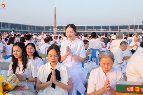 ภาพ No.279798:วันที่ 1 มกราคม พ.ศ.2569 พิธีตักบาตรในวันขึ้นปีใหม่ ณ ลานธรรม วัดพระธรรมกาย