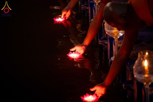 ภาพ No.297482:วันที่ 16 มกราคม พ.ศ. 2569 พิธีลอยประทีปธรรมถวายเป็นพุทธบูชา และบูชาธรรมมหาปูชนียาจารย์  ณ วัดโบสถ์บน ต.บางคูเวียง จ.นนทบุรี อนุสรณ์สถานลำดับที่ 4 สถานที่เกิดด้วยกายธรรม ในโครงการธรรมยาตรา กตัญญูบูชา มหาปูชนียาจารย์ พระมงคลเทพมุนี(สด จนฺทสโร) พระผู้ปราบม