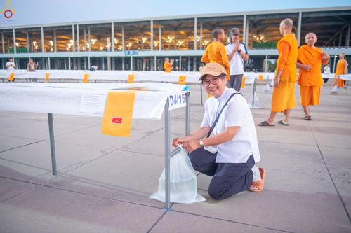 ภาพ No.321242:วันที่ 10-11 เมษายน พ.ศ.2569 การเตรียมกล่องไทยธรรม และการติดผ้ารับประเคน เพื่องานถวายมหาสังฆทาน 40,000 กว่าวัดทั่วประเทศ วันคุ้มครองโลก 22 เมษายน พ.ศ.2569 วัดพระธรรมกาย