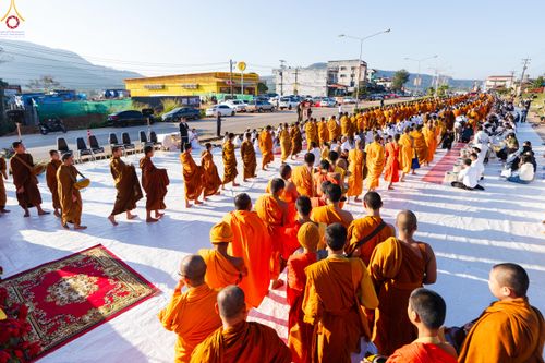 ภาพ No.281422:วันเสาร์ที่ 27 ธันวาคม พ.ศ.2568 พิธีตักบาตรพระ ๑,๐๐๐ รูป   เพื่อความเป็นสิริมงคลแก่ชีวิตและแผ่นดินไทย  มหากุศลครั้งยิ่งใหญ่แห่งปี ส่งท้ายปีเก่า ต้อนรับปีใหม่  ณ ถนนหน้าที่ว่าการอำเภอภูเรือ จังหวัดเลย