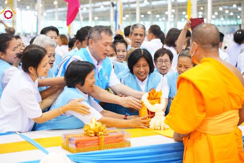 ภาพ No.92394:พิธีทอดกฐินธรรมชัยเพื่อสร้างอาคาร 115 ปี คุณยายอาจารย์มหารัตนอุบาสิกาจันทร์ ขนนกยูง อาทิตย์ต้นเดือนที่ 5 พฤศจิกายน พ.ศ. 2566 ณ วัดพระธรรมกาย จ.ปทุมธานี