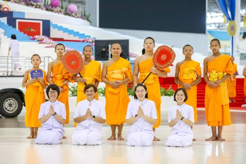 ภาพ No.339088:วันอาทิตย์ที่ 12 กรกฎาคม พ.ศ.2569 พิธีมุทิตาผู้สอบได้เปรียญธรรม ประโยค 1-2 ถึง ป.ธ.9 และ บ.ศ.1-2 ถึง บ.ศ.6 สำนักศาสนศึกษาวัดพระธรรมกาย ประจำปี 2569, พิธีมอบตราตั้งแต่งตั้งอาจารย์ใหญ่ สำนักศาสนศึกษาวัดพระธรรมกาย
