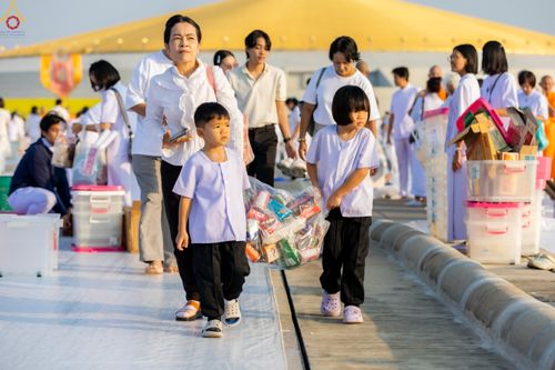 ภาพ No.279944:วันที่ 1 มกราคม พ.ศ.2569 พิธีตักบาตรในวันขึ้นปีใหม่ ณ ลานธรรม วัดพระธรรมกาย