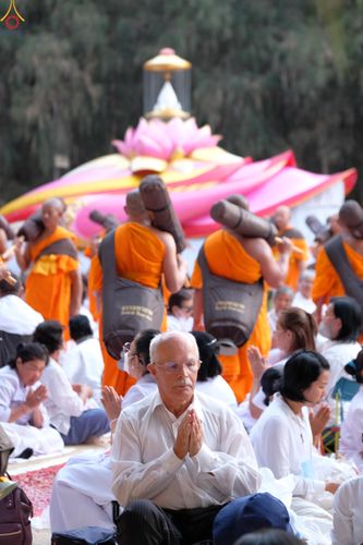 ภาพ No.287895:วันที่ 3 มกราคม พ.ศ. 2569 พิธีต้อนรับพระธรรมยาตรา ครั้งที่ 2 (ภาพชุดที่ 2) ในโครงการธรรมยาตรา กตัญญูบูชา มหาปูชนียาจารย์ พระมงคลเทพมุนี(สด จนฺทสโร) พระผู้ปราบมาร อนุสรณ์สถาน 7 แห่ง ปีที่ 14 ณ อนุสรณ์สถานมหาวิหารพระมงคลเทพมุนี (โลตัสแลนด์) อ.สองพี่น้อง จ.