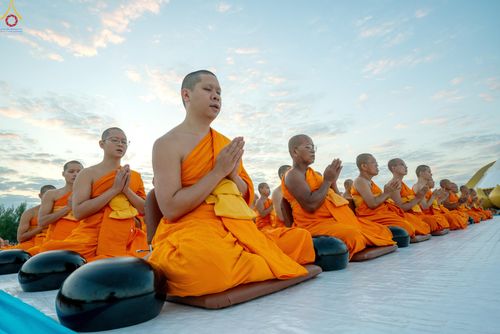 ภาพ No.302436:วันที่ 24 มกราคม พ.ศ. 2569 พิธีตักบาตรพระธรรมยาตรา ณ อนุสรณ์สถานลำดับที่ 5 สถานที่เผยแผ่วิชชาธรรมกายครั้งแรก อนุสรณ์สถานบางปลา วัดบางปลา อำเภอบางเลน จังหวัดนครปฐม ในโครงการธรรมยาตรา กตัญญูบูชา มหาปูชนียาจารย์ พระมงคลเทพมุนี(สด จนฺทสโร) พระผู้ปราบมาร อนุส