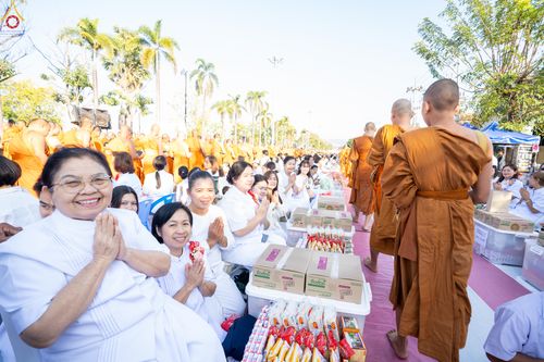 ภาพ No.282768:วันเสาร์ที่ 20 ธันวาคม พ.ศ.2568 พิธีตักบาตรพระ 10,000 รูป (ชุด 2) เนื่องในโอกาส 194 ปี จังหวัดกาญจนบุรี และอุทิศส่วนกุศลให้แด่บรรพชนทั้งหลาย บริเวณถนนสองแคว (Skywalk) เมืองกาญจนบุรี
