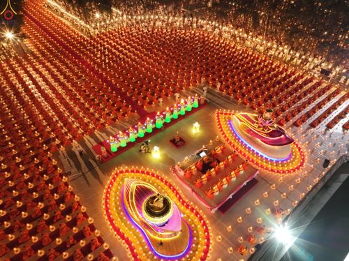 ภาพ No.289136:วันที่ 6 มกราคม พ.ศ. 2569 พิธีจุดประทีปถวายเป็นพุทธบูชา และบูชาธรรมมหาปูชนียาจารย์ ณ อนุสรณ์สถานมหาวิหารพระมงคลเทพมุนี (โลตัสแลนด์) อ.สองพี่น้อง จ.สุพรรณบุรี ในโครงการธรรมยาตรา กตัญญูบูชา มหาปูชนียาจารย์ พระมงคลเทพมุนี(สด จนฺทสโร) พระผู้ปราบมาร อนุสรณ์สถ