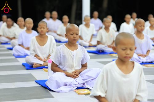 ภาพ No.319931:วันที่ 1 เมษายน พ.ศ.2569 นาคน้อยว่าที่สามเณรธรมทายาท จำนวน 98 คน  ร่วมกันสวดมนต์ทำวัตรเย็นและนั่งสมาธิ ณ ศูนย์ปฏิบัติธรรมบุรีรัมย์ จ.บุรีรัมย์