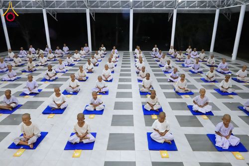 ภาพ No.319924:วันที่ 1 เมษายน พ.ศ.2569 นาคน้อยว่าที่สามเณรธรมทายาท จำนวน 98 คน  ร่วมกันสวดมนต์ทำวัตรเย็นและนั่งสมาธิ ณ ศูนย์ปฏิบัติธรรมบุรีรัมย์ จ.บุรีรัมย์