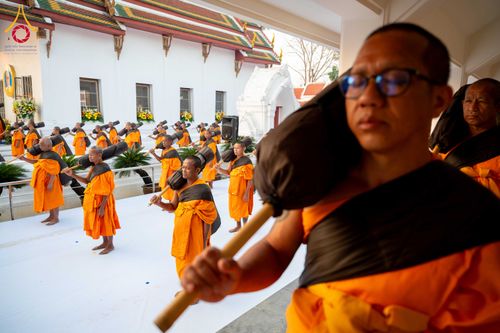 ภาพ No.297356:วันที่ 15 มกราคม พ.ศ.2569 พระธรรมยาตราปฏิบัติธรรมและถ่ายภาพหมู่ประวัติศาสตร์ อนุสรณ์สถานลำดับที่ 4 สถานที่เกิดด้วยกายธรรม  ณ วัดโบสถ์บน ต.บางคูเวียง จ.นนทบุรี ในโครงการธรรมยาตรา กตัญญูบูชา มหาปูชนียาจารย์ พระมงคลเทพมุนี(สด จนฺทสโร) พระผู้ปราบมาร อนุสรณ์ส