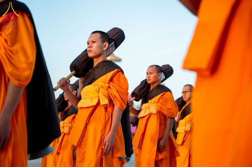 ภาพ No.294672:วันอาทิตย์ที่ 14 ธันวาคม พ.ศ.2568 พระธรรมยาตราปฏิบัติธรรมและถ่ายภาพหมู่ประวัติศาสตร์ ณ วัดสองพี่น้อง ต.ต้นตาล อ.สองพี่น้อง จ.สุพรรณบุรี ในโครงการธรรมยาตรา กตัญญูบูชา มหาปูชนียาจารย์ พระมงคลเทพมุนี(สด จนฺทสโร) พระผู้ปราบมาร อนุสรณ์สถาน 7 แห่ง ปีที่ 14