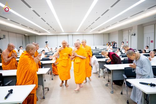 ภาพ No.324756:วันอังคารที่ 21 เมษายน พ.ศ.2569  หลวงพ่อทัตตชีโว รองเจ้าอาวาสวัดพระธรรมกาย ถวายการต้อนรับและปฏิสันถารคณะสงฆ์จากประเทศเวียดนาม