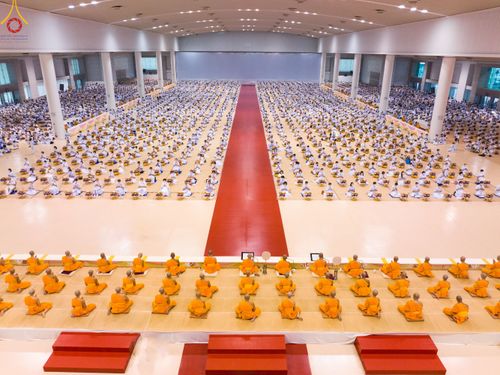 ภาพ No.84429:พิธีถวายผ้าอาบน้ำฝนและประทีปโคมไฟ ในวันอาสาฬหบูชา ณ ห้องแก้วสารพัดนึก 1 วัดพระธรรมกาย วันอังคารที่ 1 สิงหาคม พ.ศ. 2566