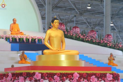 ภาพ No.83609:พิธีวางแผ่นจารึกชื่อและพิธีวางพวงมาลัยสักการะพระประธาน วันอาทิตย์ที่ 16 กรกฎาคม พ.ศ. 2566 ณ รัตนบัลลังก์ สภาธรรมกายสากล วัดพระธรรมกาย